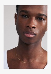 Vybráno, gold-coloured