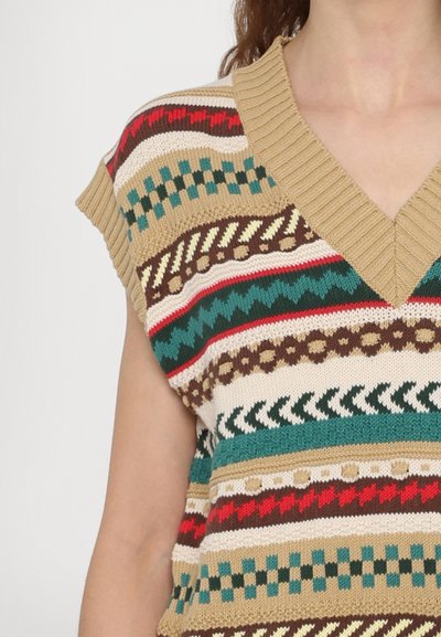 Jersey de punto con escote en V; presenta patrones a rayas en tonos tierra, verde, rojo y crema; mangas cortas y cuello acanalado.