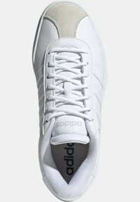 Scarpa athletic bianca in pelle liscia con un accento in camoscio, dotata di sei asole, lacci piatti e un logo sulla linguetta e sulla soletta.