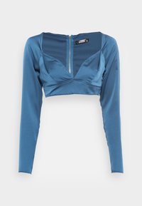 Top cropped de mangas longas em cetim azul com fecho de correr nas costas. Apresenta um corpete ajustado e um design de costura triangular único.