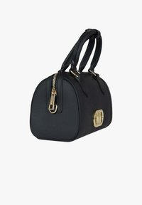 Bolso de cuero negro con silueta redondeada, cierre de cremallera dorado y detalles en oro. Cuenta con dos asas y un logo decorativo dorado en la parte delantera.