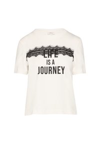 Witte T-shirt met korte mouwen, voorzien van een zwarte kantaccent over de borst. De tekst luidt "HET LEVEN IS EEN REIS" in vetgedrukte zwarte letters.