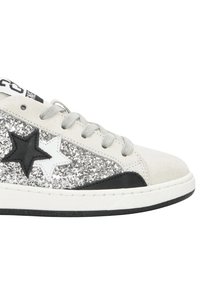Sneaker in suede grigio, con dettagli in glitter nero, motivi a stella bianchi e neri, lacci grigi chiari e suola in gomma nera tessurizzata.