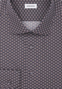 Marineblauw shirt met een geometrisch patroon van kleine cirkels in witte en roesttinten, voorzien van een klassieke kraag en knoopsluiting.