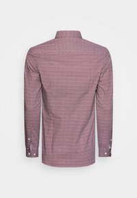 Langarmhemd in bordeaux met een gestructureerd geometrisch patroon. Beschikt over een standaardkraag en knoopmanchetten.