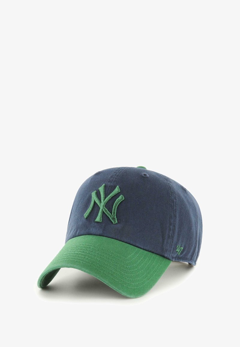 Cappellino da baseball con una corona blu navy scura e una visiera verde. Presenta un logo NY ricamato in verde e un dettaglio del marchio cucito sul lato.