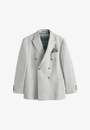 Svetlosivý dvojradový blejzer s hnedými gombíkmi, vzorovanou námornícko-modrou a bielou vreckovkou a zodpovedajúcou vnútornou podšívkou.