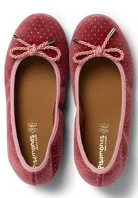 Ballerine in tessuto rosso con bordi rosa, motivo a pois e un fiocco in corda attorcigliata. Interno morbido con logo impresso sulla soletta.