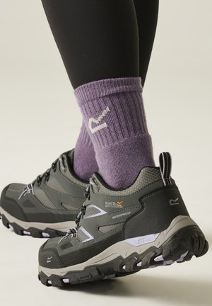 Regatta, REGATTA HOLCOMBE III LOW WALKING SHOES - Walking trainers - briar wisteria