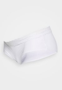 Fehér pamut hipster alsónemű, csipkés derékkal és sima textúrával. Egyszerű, varrás nélküli design, további minták vagy kiegészítők nélkül.