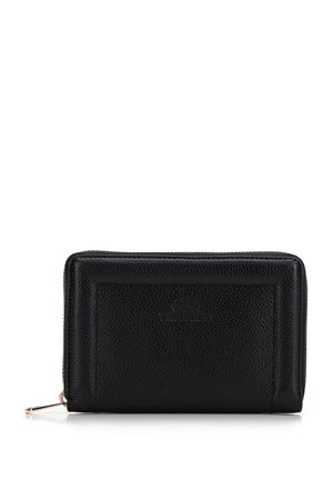 Portefeuille en cuir noir avec une surface texturée, fermeture éclair, et logo embossé à l'avant, présentant une forme rectangulaire et un design compact.