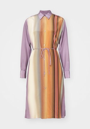 Langarmkleid in lila-orange Farbverlauf mit Knöpfen, Taillengürtel und vertikalen Streifenakzenten, aus glattem Stoff.