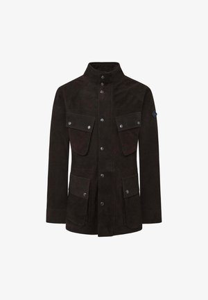 Donkerbruine suède jas met een hoge kraag, twee borstzakken en drukknoopsluiting. Heeft een subtiele textuur en een logo-patch op de linker mouw.