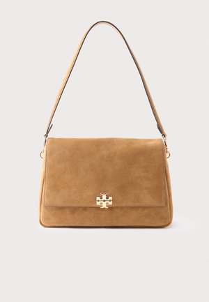 Τσαντάκι ώμου από σουέντ σε καφέ ταν, με ορθογώνιο καπάκι και κούμπωμα με χρυσό λογότυπο, διαθέτει λεπτό, καμπυλωτό ιμάντα ώμου.