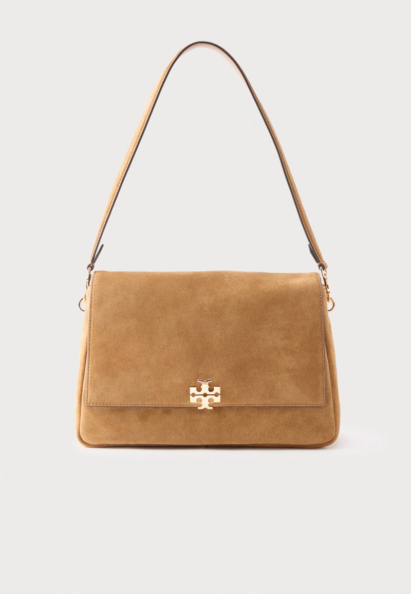 Τσαντάκι ώμου από σουέντ σε καφέ ταν, με ορθογώνιο καπάκι και κούμπωμα με χρυσό λογότυπο, διαθέτει λεπτό, καμπυλωτό ιμάντα ώμου.