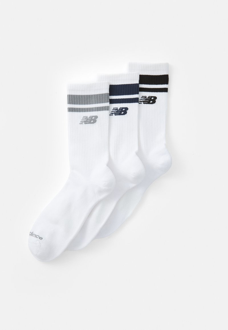 Juego de tres pares de calcetines deportivos blancos, con rayas horizontales en gris, marino y negro, y textura acanalada. Logo de New Balance en cada calcetín.