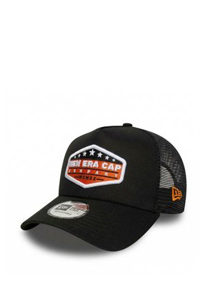 Schwarze Netzrücken-Cap mit gebogenem Schirm, einem orange-weißen bestickten Aufnäher mit der Aufschrift „New Era Cap Company“ und einem größenverstellbaren Aufkleber am Schirm.