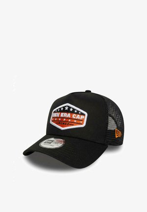 Schwarze Netzrücken-Cap mit gebogenem Schirm, einem orange-weißen bestickten Aufnäher mit der Aufschrift „New Era Cap Company“ und einem größenverstellbaren Aufkleber am Schirm.