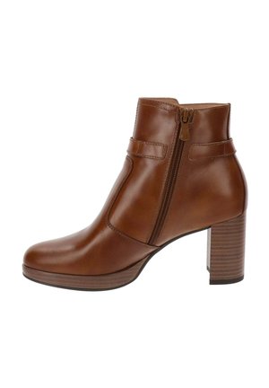 Bottine en cuir marron avec une fermeture éclair latérale, un bout rond et un talon épais orné de rayures horizontales. Texture lisse avec peu de détails.