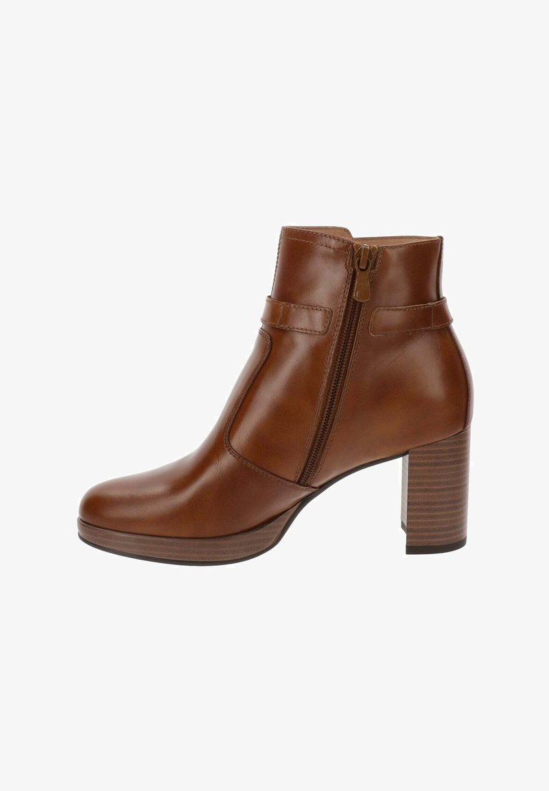 Bottine en cuir marron avec une fermeture éclair latérale, un bout rond et un talon épais orné de rayures horizontales. Texture lisse avec peu de détails.