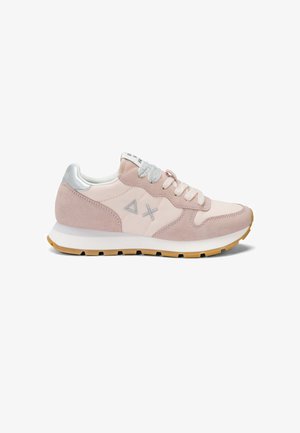 Zapatilla de ante rosa con acentos plateados, que presenta un diseño de cordones, una lengüeta texturizada y una suela de goma contrastante para mayor tracción.