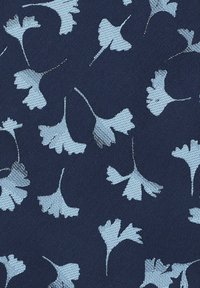 Granatowa tkanina z wzorem jasnoniebieskich liści miłorzębu, w różnych rozmiarach i orientacjach, tworząca delikatny motyw botaniczny.