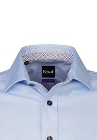 Camicia azzurro chiaro con bottoni, realizzata in tessuto testurizzato. Presenta un colletto con rivestimento a fantasia e bottoni neri. Taglia regolare, misura 38.