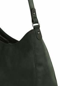Tmavě zelená kožená kabelka s zakřiveným tvarem. Obsahuje odnímatelný popruh, stříbrné kování a texturovaný povrch.
