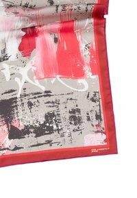 Zīda šalle ar abstraktiem otas triepieniem sarkanā, pelēkā un baltā krāsā. Pabeigta ar vienkrāsainu sarkanu apmalīti. Zīmola logo stūrī.