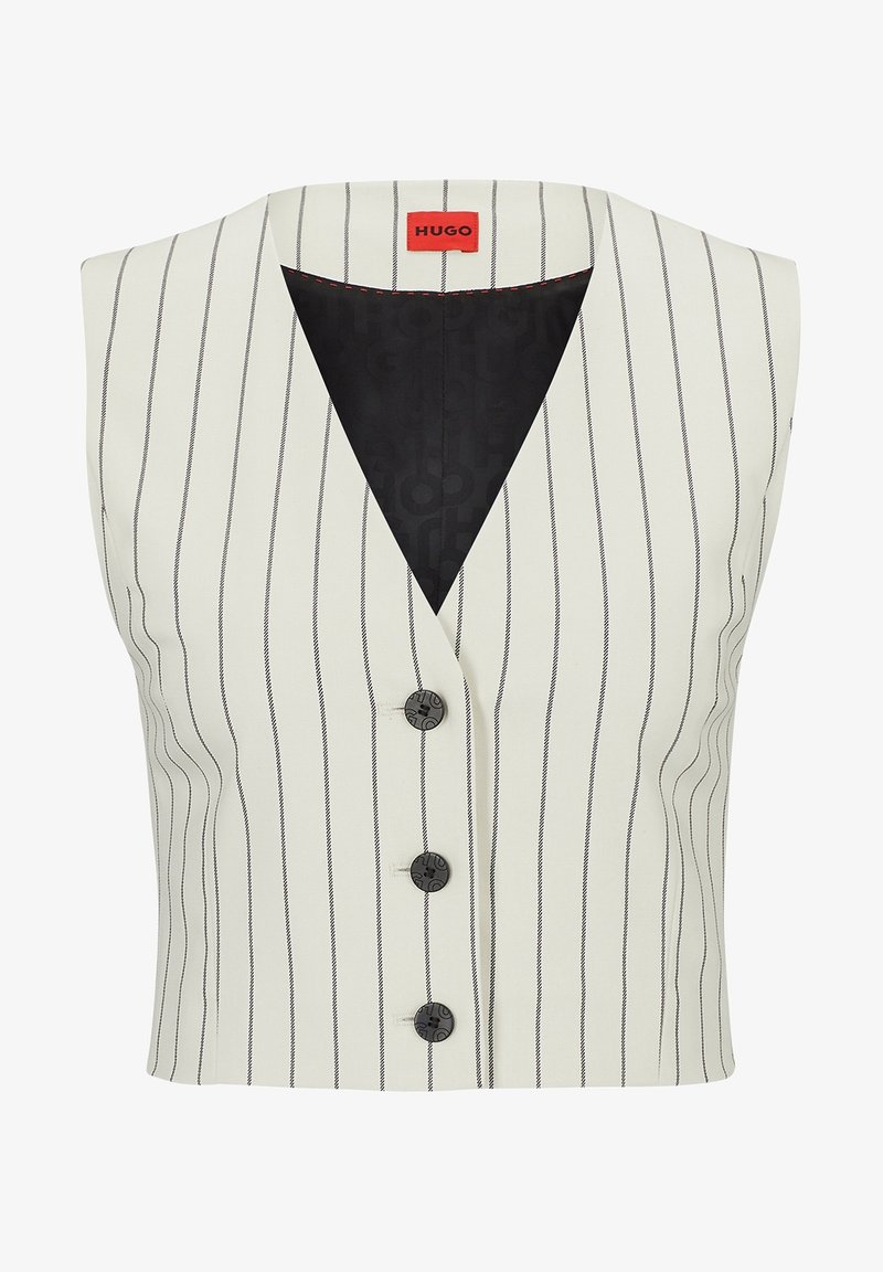 Veste blanche sans manches avec des rayures verticales noires, trois boutons noirs et une étiquette Hugo rouge à l'intérieur du col.