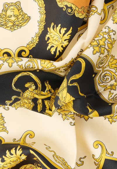 Μεταξωτό ύφασμα με περίτεχνα χρυσά και μαύρα μπαρόκ σχέδια που απεικονίζουν ανθρώπινες φιγούρες, λουλουδένια μοτίβα και έλικες σε κρεμ φόντο.