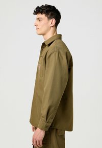 Wrangler LOOSE FIT ciemnozielony