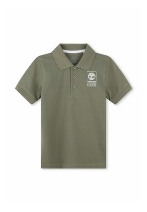 Polo shirt verde oliva in cotone, con colletto, patta con tre bottoni e logo bianco Timberland sul lato sinistro del petto.
