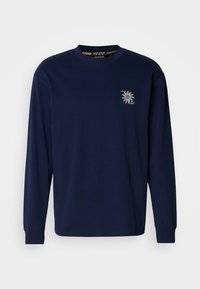 Μπλε ναυτικό μπλουζάκι μακρυμάνικο, κατασκευασμένο από βαμβάκι, με μικρό κεντημένο σχέδιο ήλιου στο στήθος και ριμπ μανσέτες.