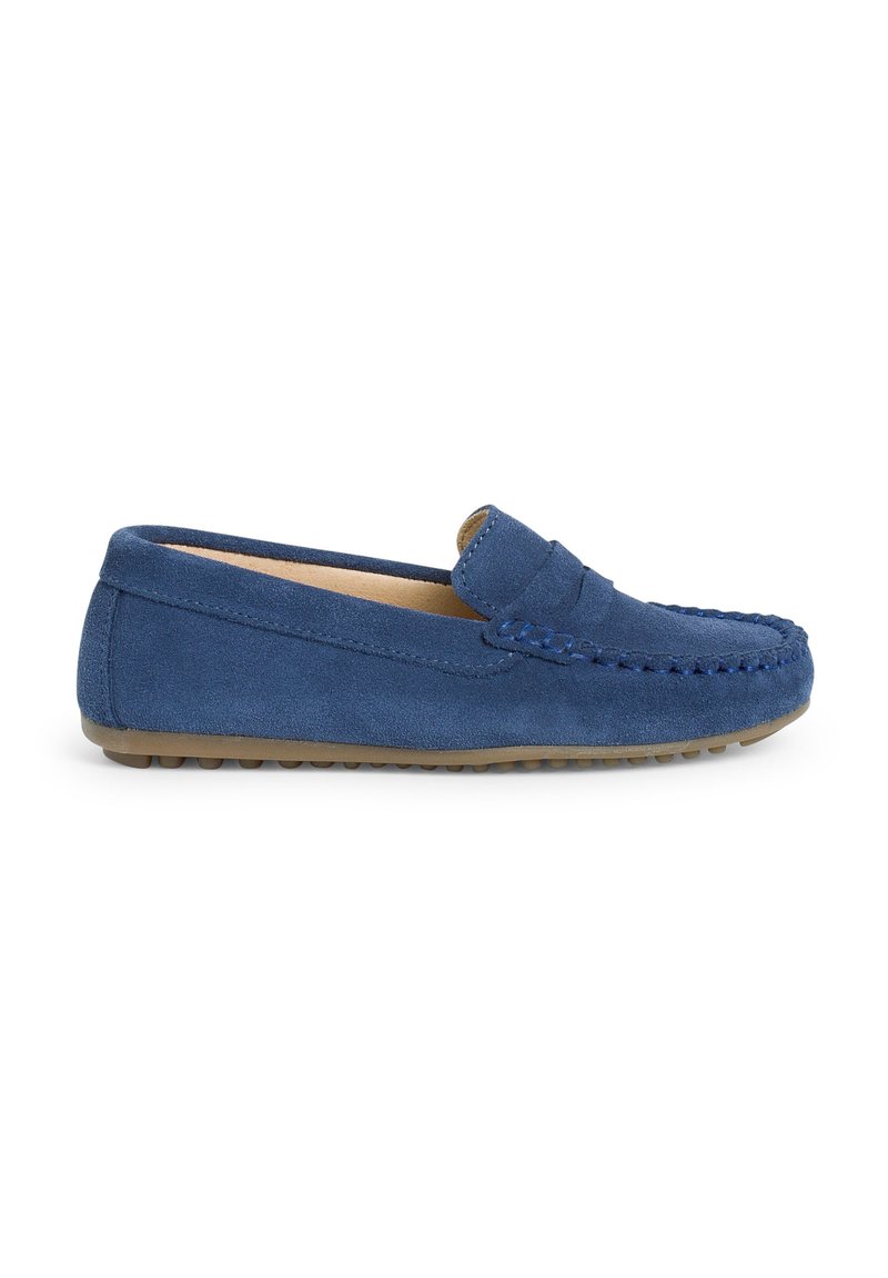 Modré semišové slip-on mokasíny s prošívaným detailem, zaoblenou špičkou a flexibilní gumovou podrážkou s malými protiskluzovými hroty.