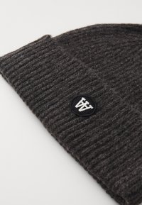 DOUBLE A BY W.W. BEANIE UNISEX - Huer - shadow side