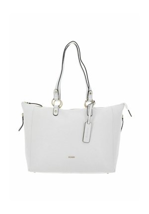 Sac cabas en cuir blanc avec doubles poignées, anneaux dorés, fermeture éclair et une étiquette rectangulaire de marque suspendue à une poignée.