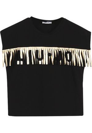 T-shirt corta nera con ampia scollatura, con dettagli di frange dorate sul petto e scritte nere sotto le frange.