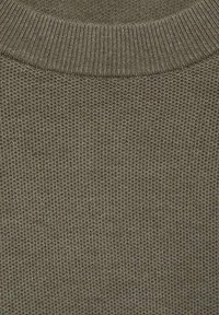 Tessuto a maglia verde oliva con texture a nido d'ape e scollo a costine, che offre una superficie morbida e traspirante.