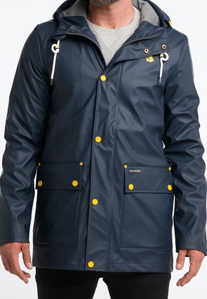 Marineblaue wasserdichte Jacke mit einer grauen Kapuzenfutter, gelben Druckknöpfen, zwei Fronttaschen und verstellbarem Kordelzug an der Kapuze.
