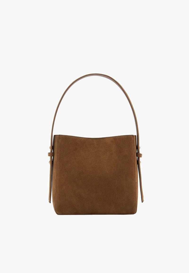 Sac à main en daim marron avec une large bandoulière unique et une forme rectangulaire, présenté sur fond blanc.
