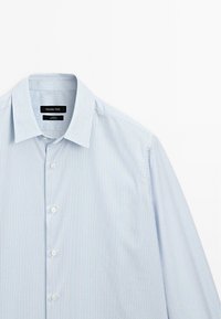 lichtblauw gestreepte overhemd met een klassieke kraag, lange mouwen en witte knopen. Het label toont "Massimo Dutti." Katoenen materiaalkwaliteit.