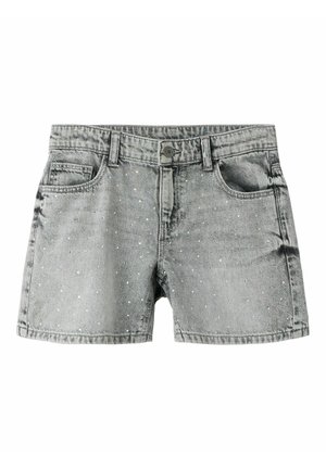 Pelēkas džinsa šorti ar mazām baltām plankumiem, priekšpuses pogu, rāvējslēdzēju, jostas cilpām un priekšējām kabatām uz baltas fona.