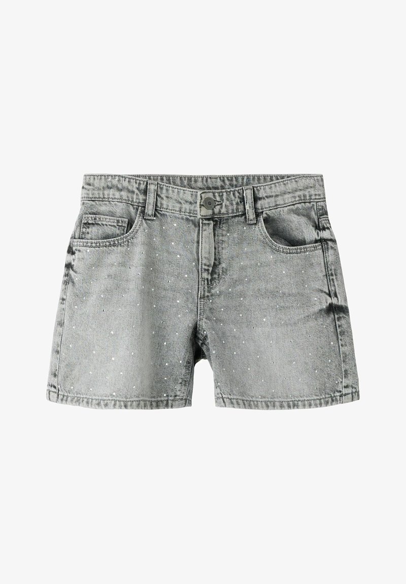 Shorts en denim gris avec de petites taches blanches, bouton à l'avant, fermeture éclair, passants pour ceinture et poches avant sur fond blanc.