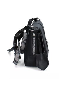 Černá kožená kabelka se strukturovaným tvarem. Obsahuje vzorovaný popruh a stříbrné kovové doplňky. Boční pohled odhaluje několik přihrádek.