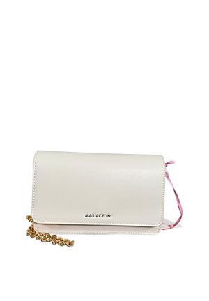 Piccola clutch in pelle bianca con tracolla a catena dorata e logo MARIACELINE sul davanti, su sfondo bianco.