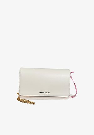 Piccola clutch in pelle bianca con tracolla a catena dorata e logo MARIACELINE sul davanti, su sfondo bianco.
