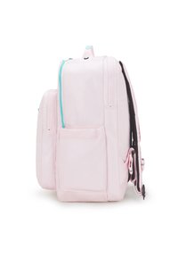 Růžový batoh s hladkým povrchem, dvěma zipovými kapsami, nastavitelnými popruhy, tyrkysovými akcenty a boční kapsou pro další úložný prostor.