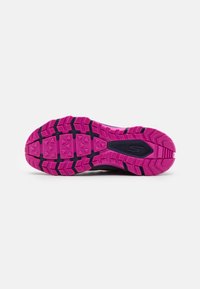 Semelle de chaussure de course, présentant un motif de bande de roulement en caoutchouc rose avec des rainures profondes pour l'adhérence, accentué par des sections bleu foncé pour le soutien.