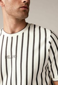 Next VERTICAL STRIPE-REGULAR FIT - T-shirts print - ecru grey textured